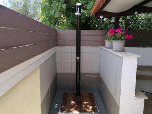 a water fountain with flowers on a wall at Strandnahes Kleines Ferienhaus Mit Terrasse in Šilo
