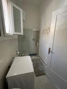 a small bathroom with a shower and a toilet at Casa del Mar in Porto Cesareo +4 photos