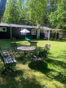 eine Terrasse mit Tisch und Stühlen in einem Hof in der Unterkunft Cozy Holiday Home Near The Beach And Nature in Frederiksværk + 8 Fotos