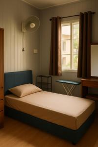 une chambre avec un lit et une fenêtre dans l'établissement Inap Cabin, à Teluk Bahang