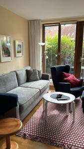 una sala de estar con un sofá y una mesa en Körner Nr 1 - ABC27, en Wismar
