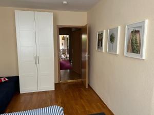 sala de estar con armarios blancos y pasillo en Körner Nr 1 - ABC27, en Wismar
