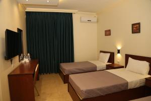 Ліжко або ліжка в номері Rumman Hotel