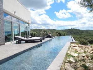 Bazén v ubytování Splendide villa contemporaine avec vue panoramique sur le Pic Saint Loup nebo v jeho okolí