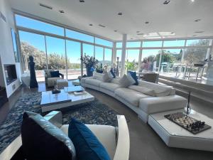 Posezení v ubytování Splendide villa contemporaine avec vue panoramique sur le Pic Saint Loup