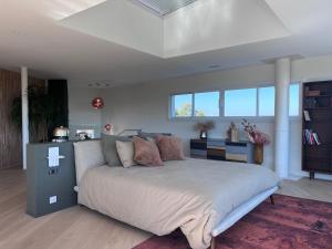 Postel nebo postele na pokoji v ubytování Splendide villa contemporaine avec vue panoramique sur le Pic Saint Loup + 15 fotografií