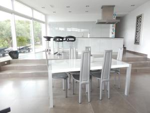 Kuchyň nebo kuchyňský kout v ubytování Splendide villa contemporaine avec vue panoramique sur le Pic Saint Loup