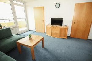 TV a/nebo společenská místnost v ubytování Apartment Hohe Tannen mit Schwimmbad & Sauna