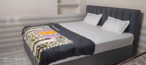 Postel nebo postele na pokoji v ubytování Seva Shray guest house