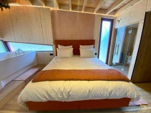 Postel nebo postele na pokoji v ubytování Capsule Bobble Mons Centre - Jacuzzi - Sauna - Netflix