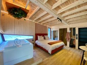 Postel nebo postele na pokoji v ubytování Capsule Bobble Mons Centre - Jacuzzi - Sauna - Netflix