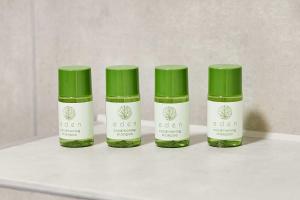 trois bouteilles d'huiles essentielles vertes posées sur une étagère dans l'établissement Host & Stay - Bracken Cottage, à Stokesley 16 autres photos