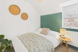 une chambre avec un lit, une table et une fenêtre dans l'établissement Host & Stay - Bracken Cottage, à Stokesley