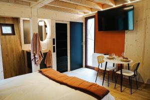 Postel nebo postele na pokoji v ubytování Capsule Bobble Mons Centre - Jacuzzi - Sauna - Netflix