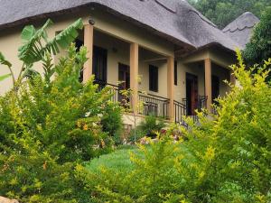 金贾Stevalyn's Ridge View Lodge的一座前面有花园的房子