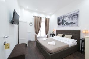 a bedroom with a bed with white towels on it at Nido all'Aventino in Rome