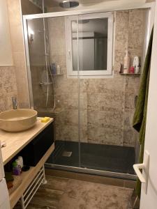Ένα μπάνιο στο Les bains le 23