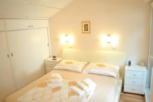een slaapkamer met 2 bedden en handdoeken bij Apartment Eva in Zadar