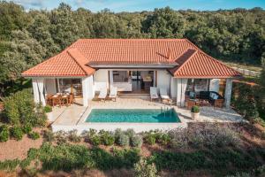 an aerial view of a house with a swimming pool at Camping Homes Mon Perin in Bale