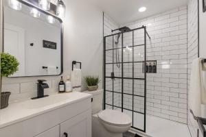 Bilik mandi di Monticello Cottage in Tulsa +8 gambar