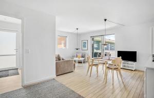 Μια τηλεόραση ή/και κέντρο ψυχαγωγίας στο Lovely Home In Bogense With House Sea View