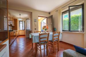 a kitchen and dining room with a table and chairs at Villa Giardino in Cannobio