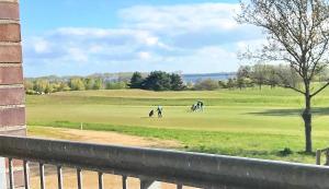 Kemudahan golf di apartmen atau berdekatan