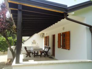 En terrasse eller udendørsområde på Apartments L&R