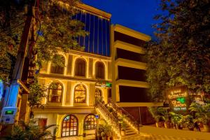 a building with stairs in front of a building at Treebo Golden Leaf in Rānchī