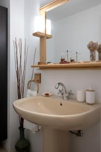 een badkamer met een wastafel en een spiegel bij Estancia Mar y Montaña in Jávea +16 foto's