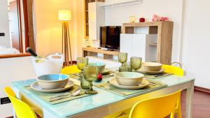 Μια τηλεόραση ή/και κέντρο ψυχαγωγίας στο House 20 by Ca-Sa Check