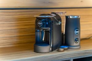 Una cafetera está en un estante en Test, en Salacgrīva