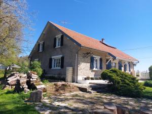 una piccola casa con il tetto rosso di Un Détour Par Thiénans cottage entier 
