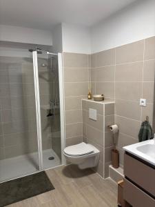 ein Badezimmer mit Dusche, Toilette und Waschbecken in der Unterkunft Appartement T2 chambre plus cabine, terrasse vue piscine in Bormes-les-Mimosas
