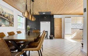 Η κουζίνα ή μικρή κουζίνα στο 3 Bedroom Lovely Home In Egernsund