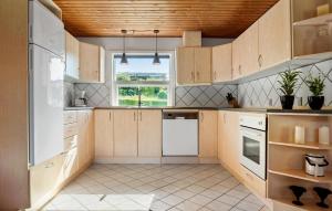 Η κουζίνα ή μικρή κουζίνα στο 3 Bedroom Lovely Home In Egernsund