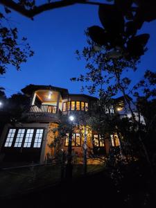 un edificio di notte con le luci accese di Mystique Hideout a Kandy