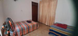 una camera da letto con un letto e un gatto seduto sopra di Mystique Hideout a Kandy