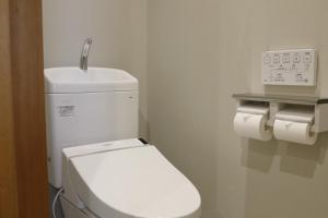 Un baño con un inodoro blanco y un lavabo. en Kansai Airport Hotel Pine Villa, en Kansai International Airport 40 fotos más