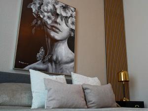 a picture of a woman with areath of flowers above a bed at Brandneu - Fewo Sweethome mitten in Lutherstadt Wittenberg - ruhige Seitenstraße - eigener Parkplatz - Einkaufen, Restaurants & Schlosskirche 2 Min zu Fuß - Waschmaschine - Smart-TV - vollausgestattet in Lutherstadt Wittenberg