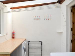 - une buanderie avec un lave-linge et un sèche-linge dans l'établissement Cobi's Cape Cottage, à Saint Just 15 autres photos