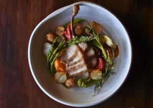 una ciotola di cibo con carne e verdure su un tavolo di Satoyama Villa Honjin a Matsumoto Altre 42 foto