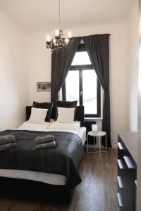 Un dormitorio con una cama grande y una ventana. en EMA Exclusive Locations GmbH, en Limburg an der Lahn