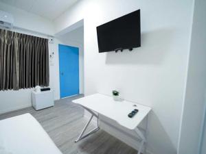 TV a/nebo společenská místnost v ubytování Dancenter North Pattaya Formerly Rq Hotel