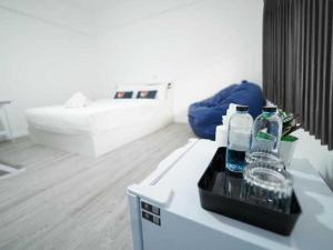 Postel nebo postele na pokoji v ubytování Dancenter North Pattaya Formerly Rq Hotel