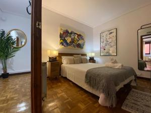 a bedroom with a large bed and a mirror at Tejería 43 by Clabao in Pamplona