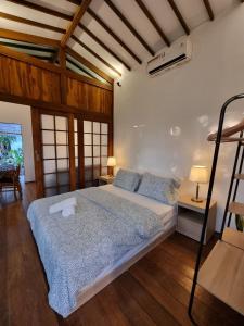 ein Schlafzimmer mit einem großen Bett in einem Zimmer in der Unterkunft Njawani Eco Stay in Tanah Lot