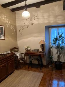 ein Zimmer mit einem Schreibtisch mit Lampe und einem Fenster in der Unterkunft Hostal Ekaitza in Lesaka