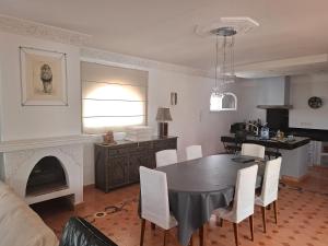 une salle à manger avec une table et une cheminée dans l'établissement Magnifique villa piscine Ghazoua, à Al Ghar