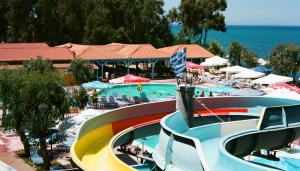 een resort met zwembad en de oceaan bij Happy Camp mobile homes in Camping Golden Sunset in Alissos +14 foto's